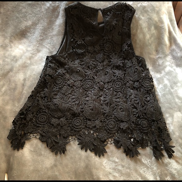 ✨Black Crocheted Sleeveless Boho Cropped Tank w/ Sewn In Tank (Junior)✨ - Picture 2 of 8